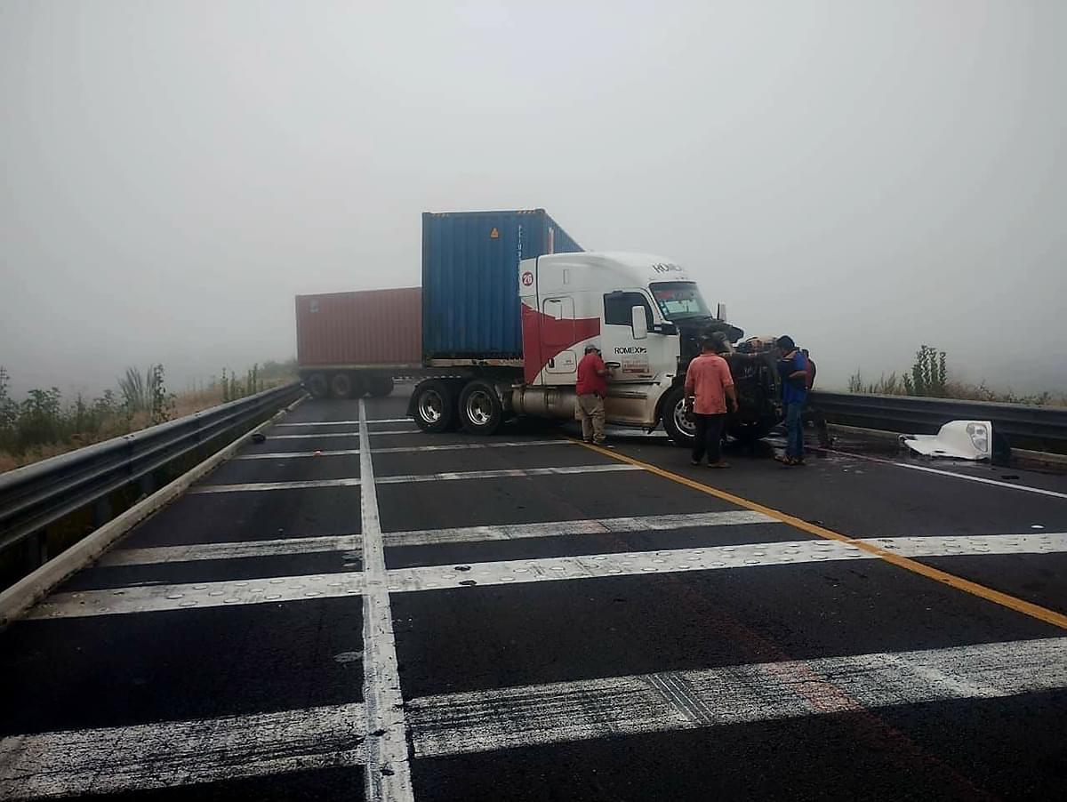 Accidente de tráiler se registra en la Pátzcuaro-Cuitzeo