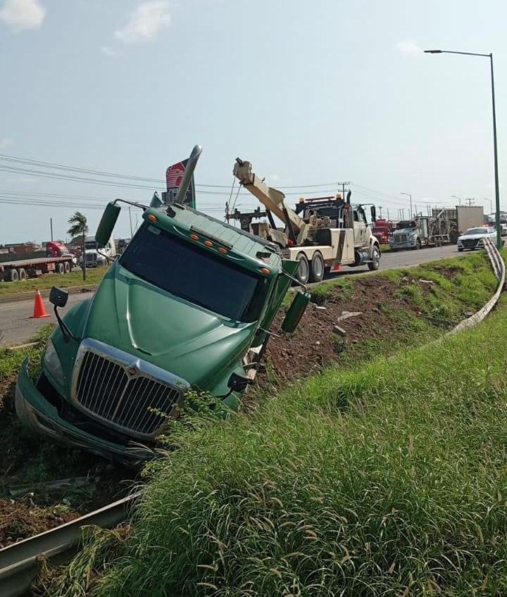 Accidente en autopista Siglo XXI: Tráiler cae en canal.