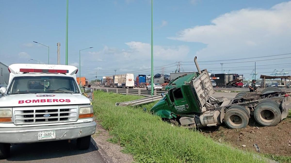 Accidente en autopista Siglo XXI: Tráiler cae en canal