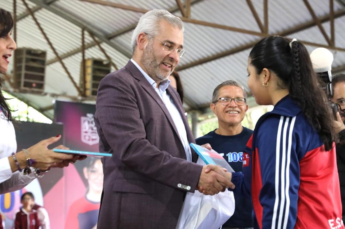 Arranca Bedolla entrega de tenis a estudiantes de secundaria en Michoacán