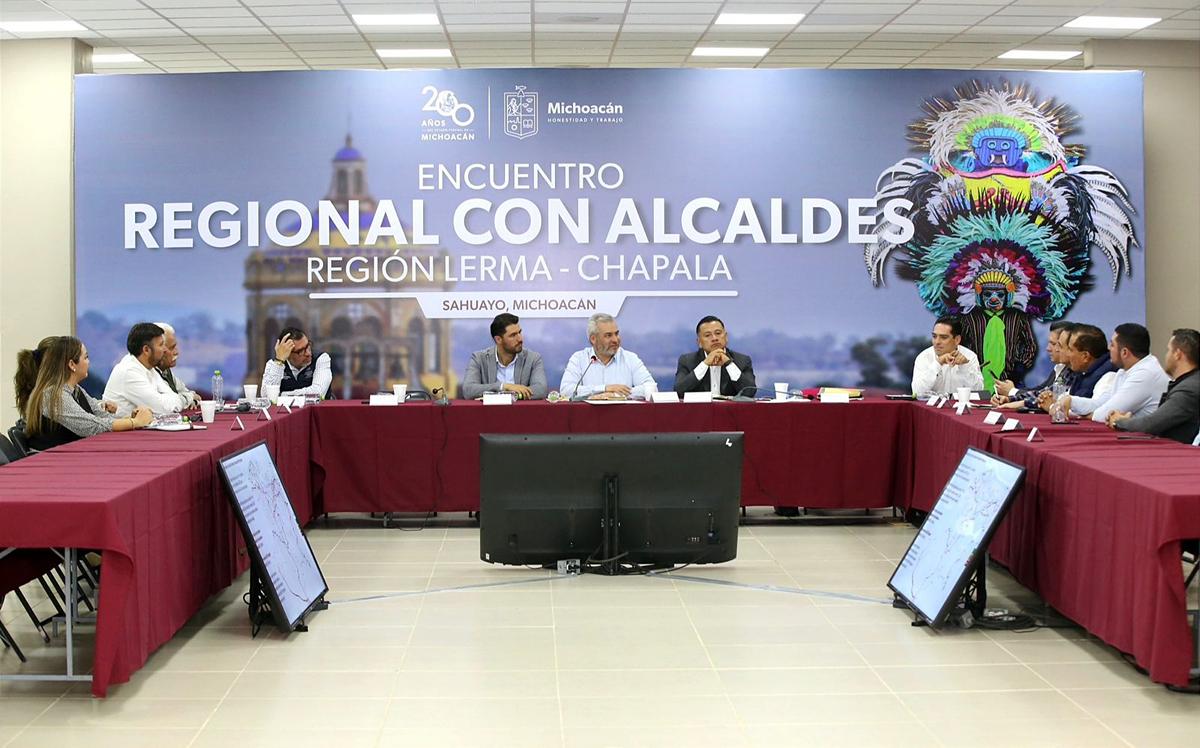 Bedolla pide a alcaldes cerrar filas para rehabilitación de carreteras federales