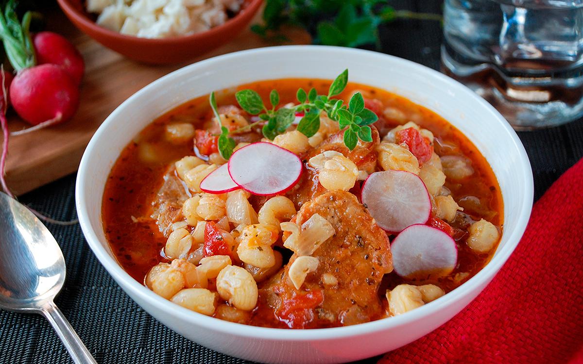 Comer pozole en las Fiestas Patrias