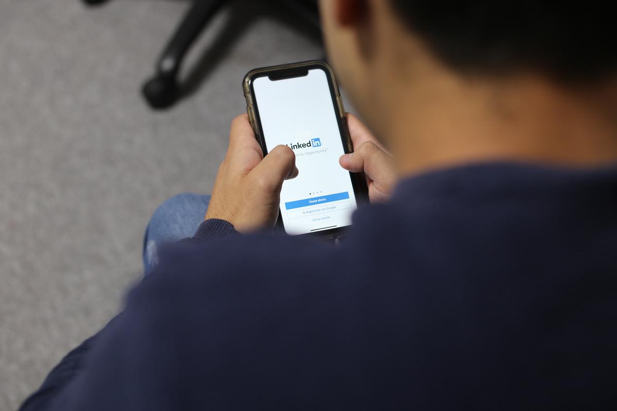 Cómo evitar que LinkedIn use datos y viole privacidad para entrenar IA de Microsoft y OpenAI