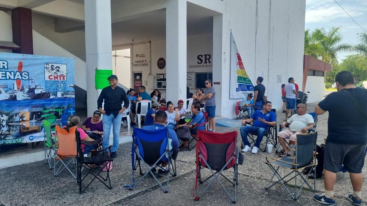 Continúan las protestas de maestros; bloquean oficinas en Michoacán