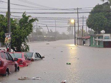 El paso del Huracán John en Acapulco - ciudad