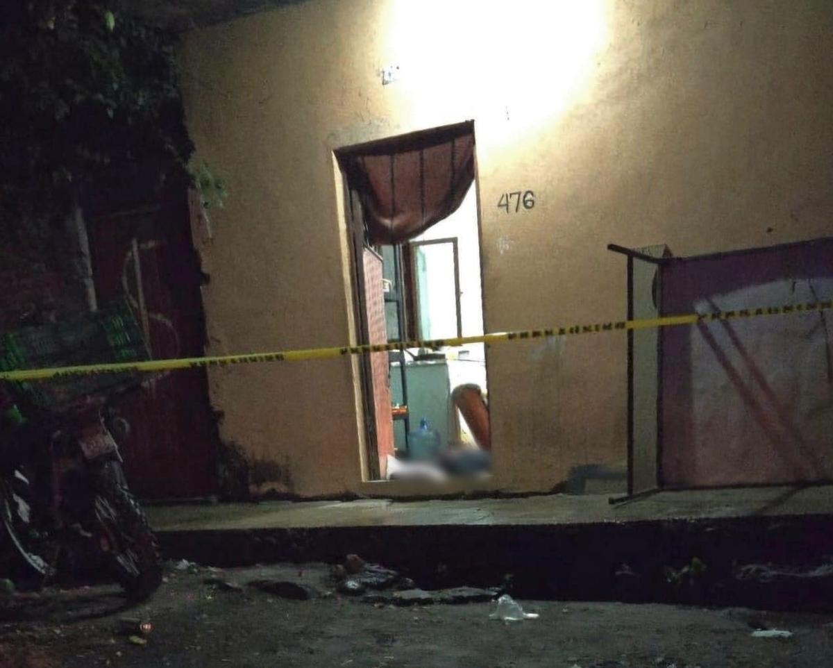 En Apatzingán, asesinan a balazos a un hombre en su casa