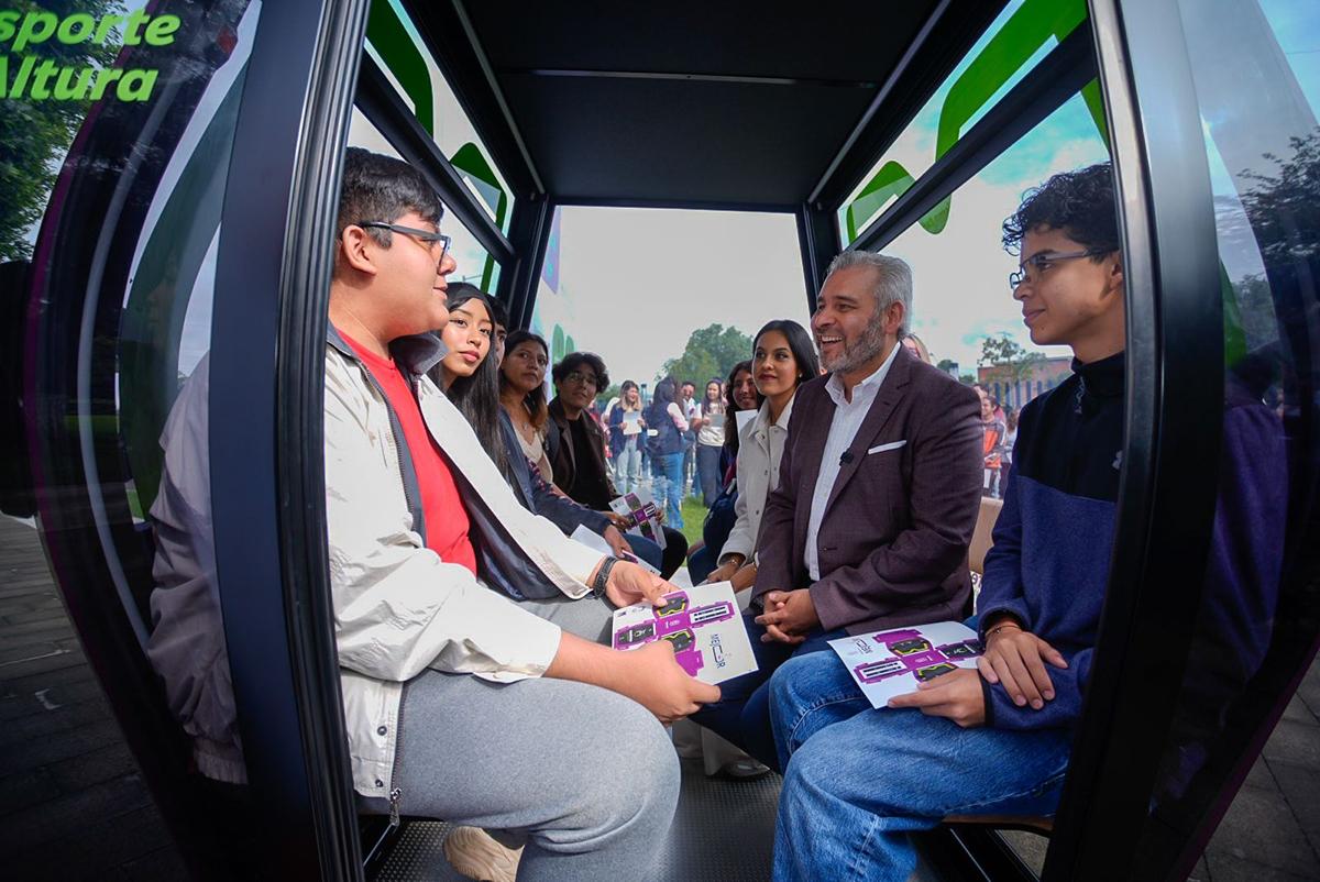 Estudiantes de la UMSNH en teleférico de Morelia