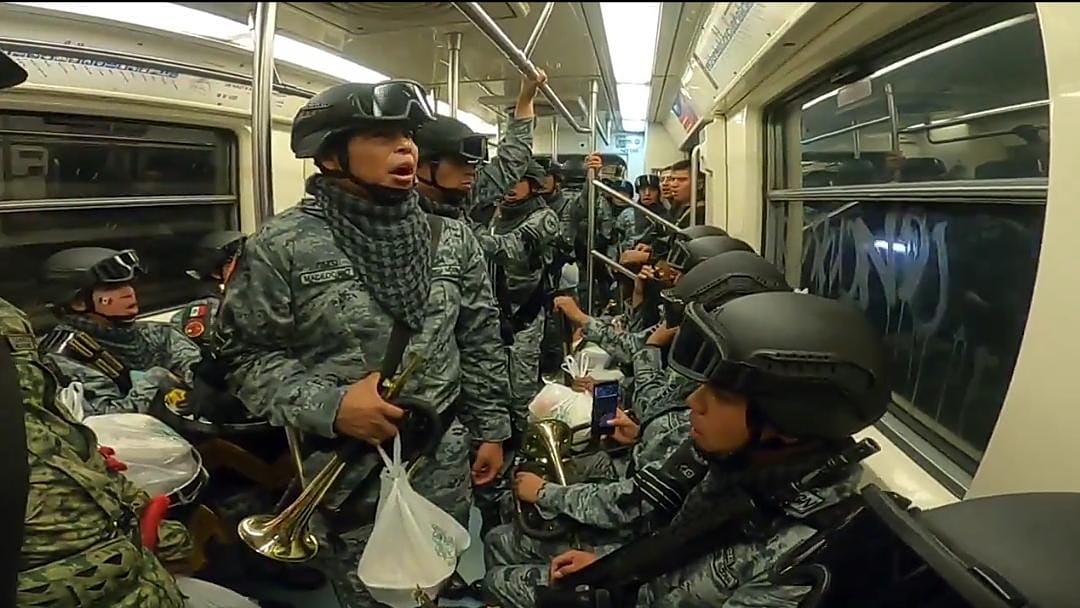 Guardia Nacional usa el Metro de CdMx para llegar al Desfile Militar en el Zócalo