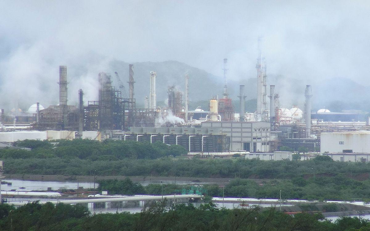 Incendio en refinería de Pemex en Oaxaca deja dos muertos