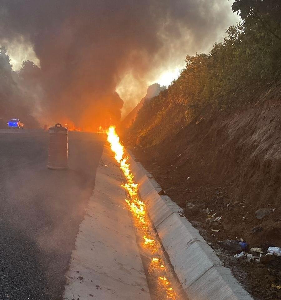 incendio tráiler autopista Siglo XXI 1