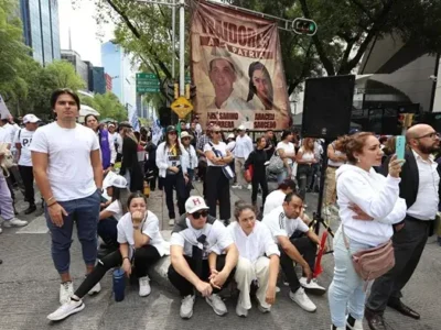 Jóvenes opositores encabezaron protesta en el Senado contra Reforma Judicial