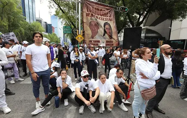 Jóvenes ligados a oposición encabezaron protesta en Senado contra reforma judicial