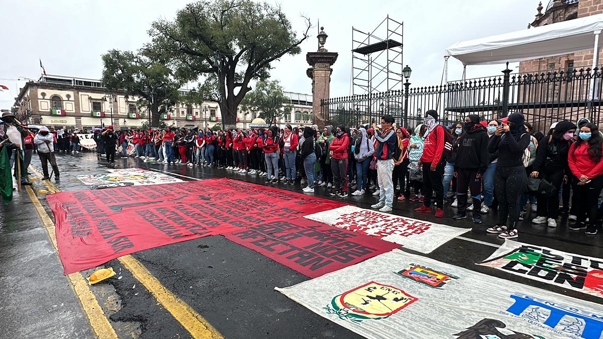 México, una fosa común con Himno Nacional; durante marcha por 43 de Ayotzinapa