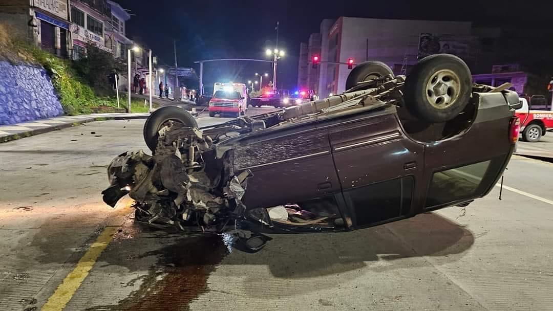 Mujer muere tras accidente por choque entre 2 vehículos en Zitácuaro