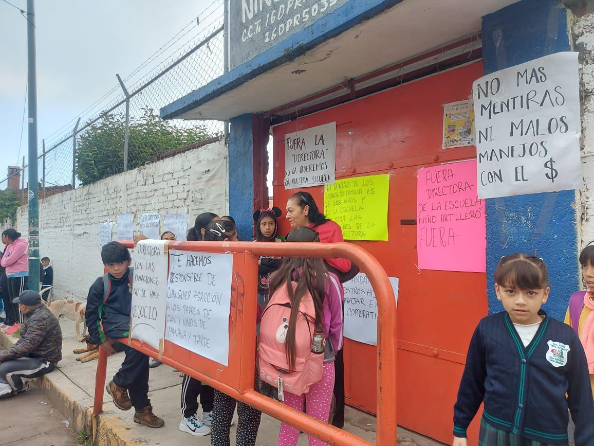 Padres de familia mantienen bloqueo en primaria de Morelia para exigir salida de directora