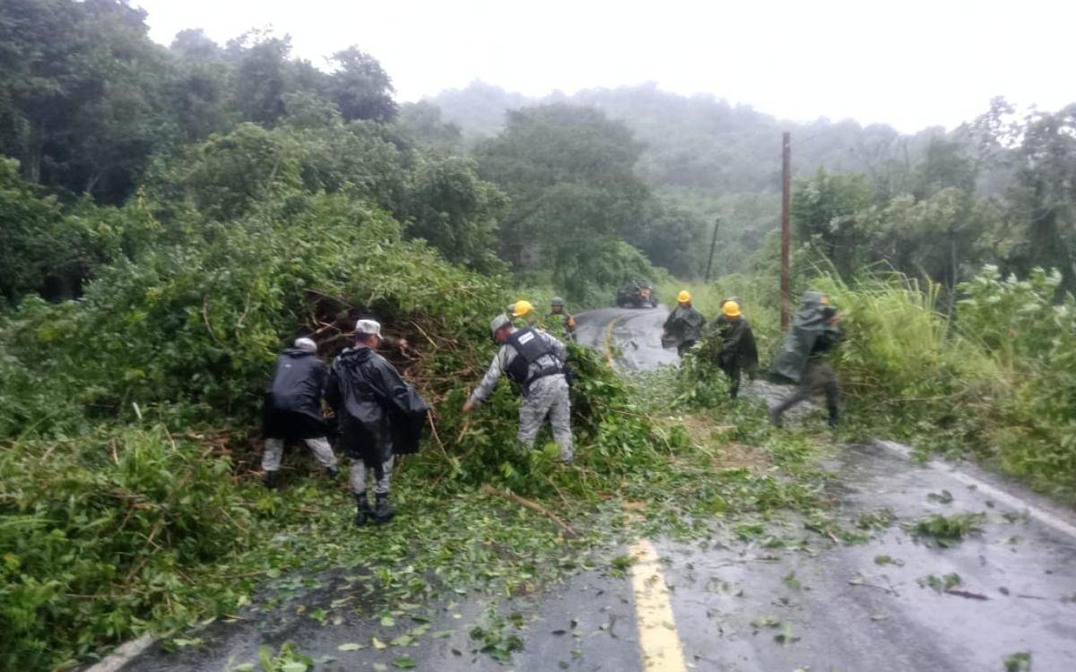 Revelan carreteras y aeropuertos con afectaciones por ‘John’ en Guerrero y Oaxaca