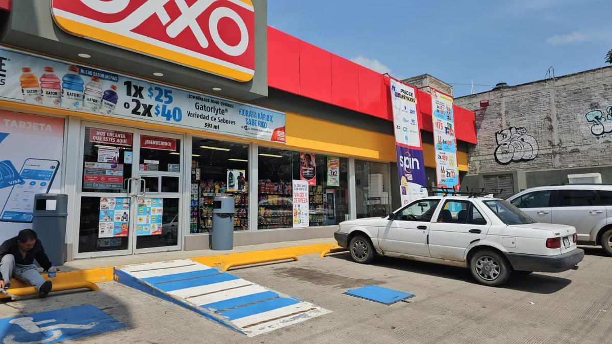 Robo en Oxxo de Morelia, Michoacán: delincuentes escapan con mercancía