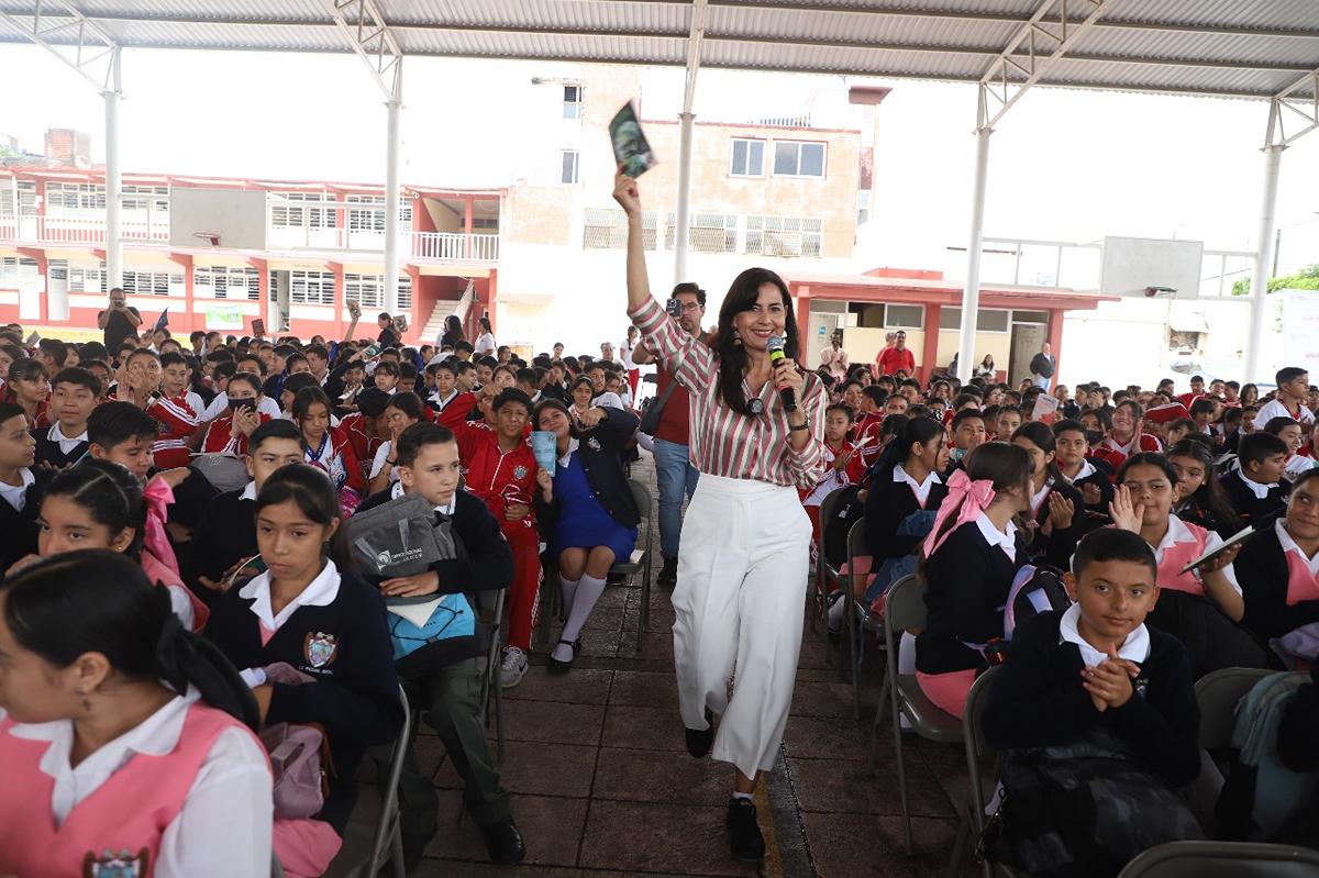 SEE entrega tenis para más de 6 mil 300 alumnos en La Piedad