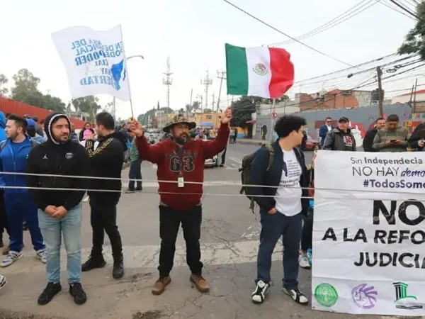 Diputados suspenden sesión por bloqueo en San Lázaro