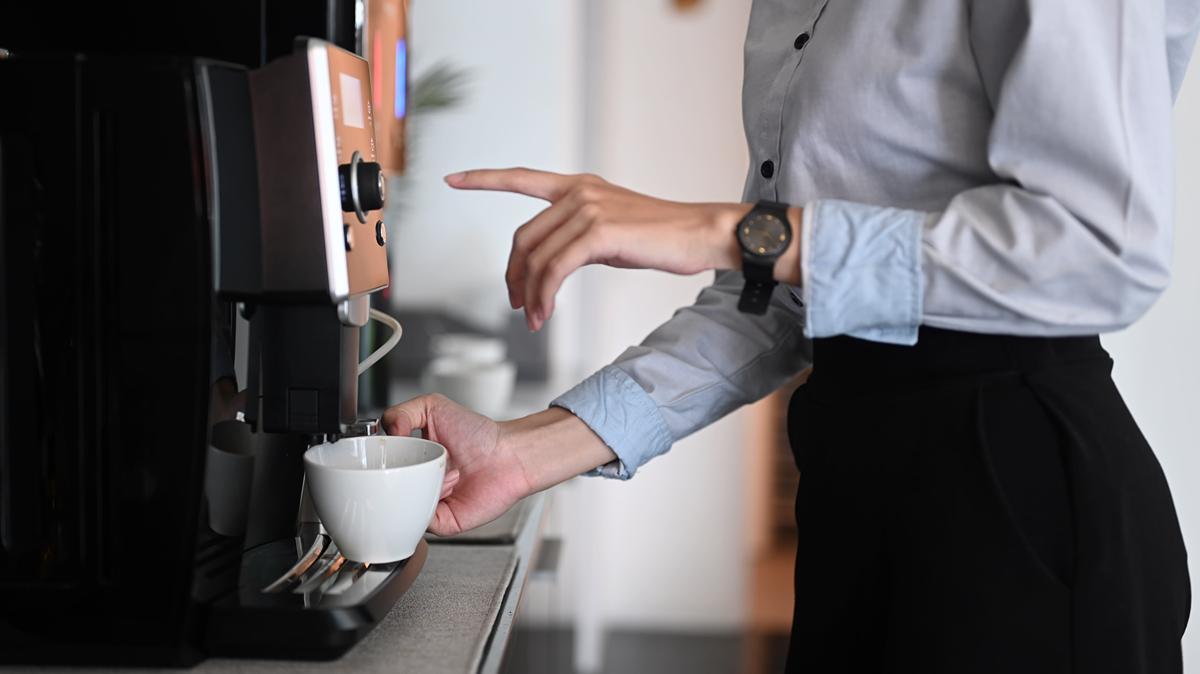 Tendencia "coffee badging" está presente en 58% de las empresas