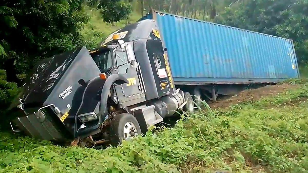 Trailer se accidenta y termina por fuera de la carpeta asfáltica en la Siglo XXl