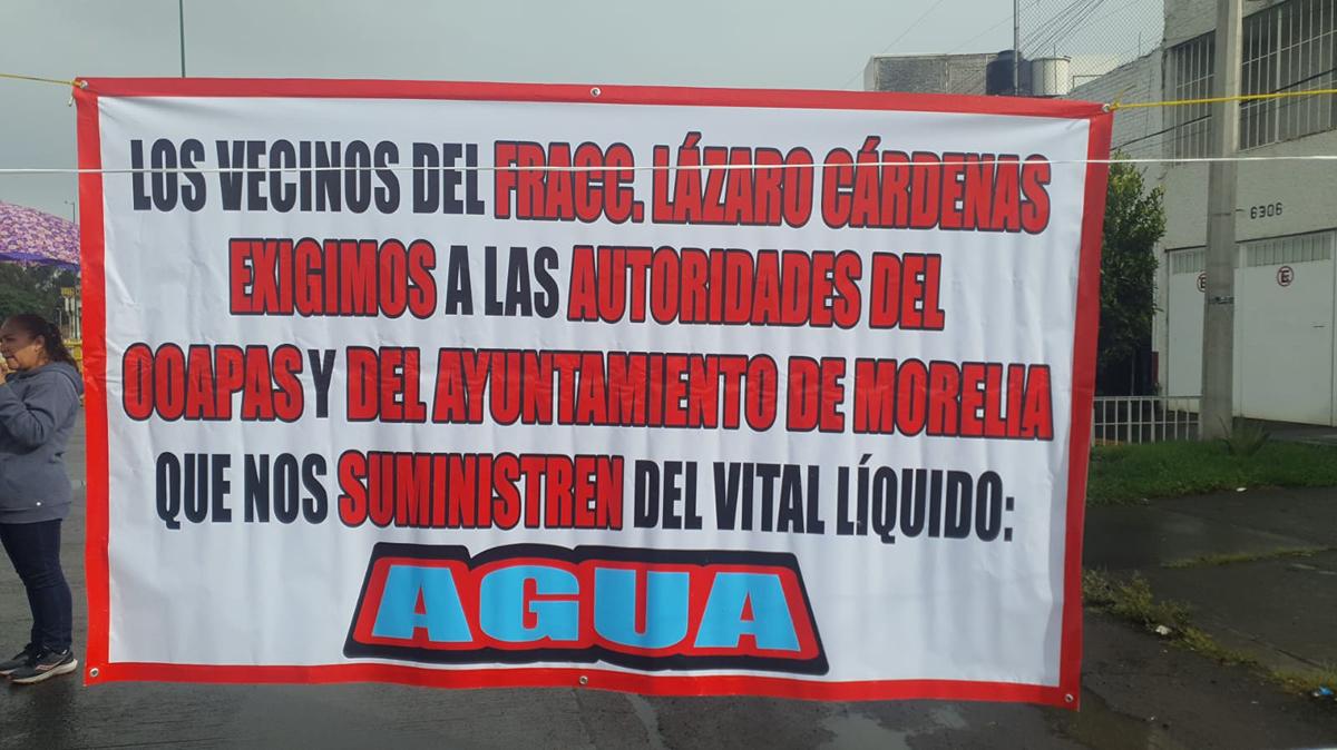 Vecinos de la Colonia Lázaro Cárdenas bloquean el Periférico en demanda de agua