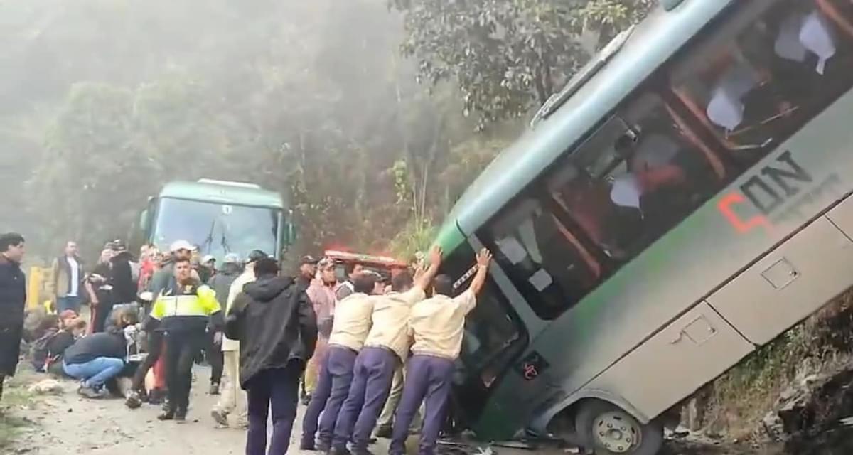 Video Accidente de autobús en Machu Picchu, Perú, deja varios mexicanos heridos