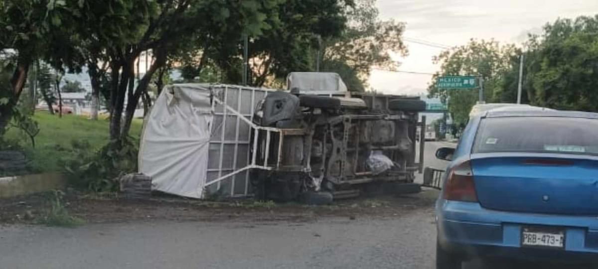 Vuelca camioneta cerca de la Central de Abastos de Morelia