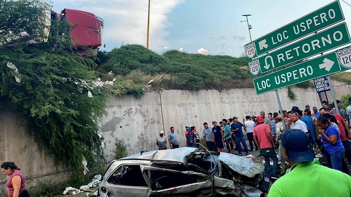 accidente en Parácuaro caída auto puente