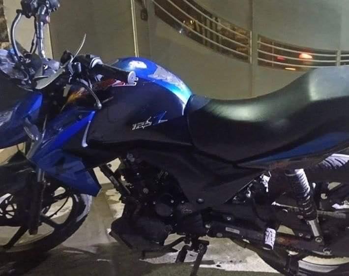 Al agente de la policía municipal se le obligó a descender de su moto