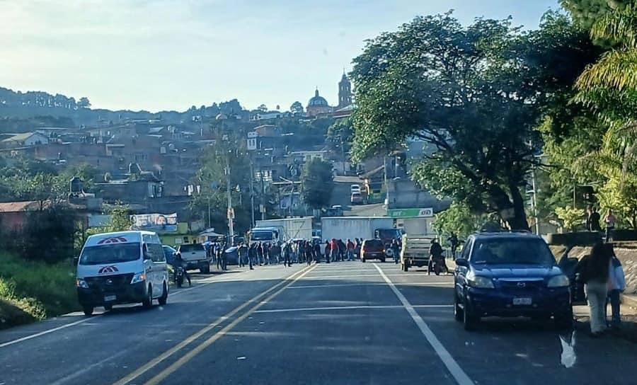 Bloqueo en carretera Zamora-Los Reyes por desaparición de comunero en Tzirio