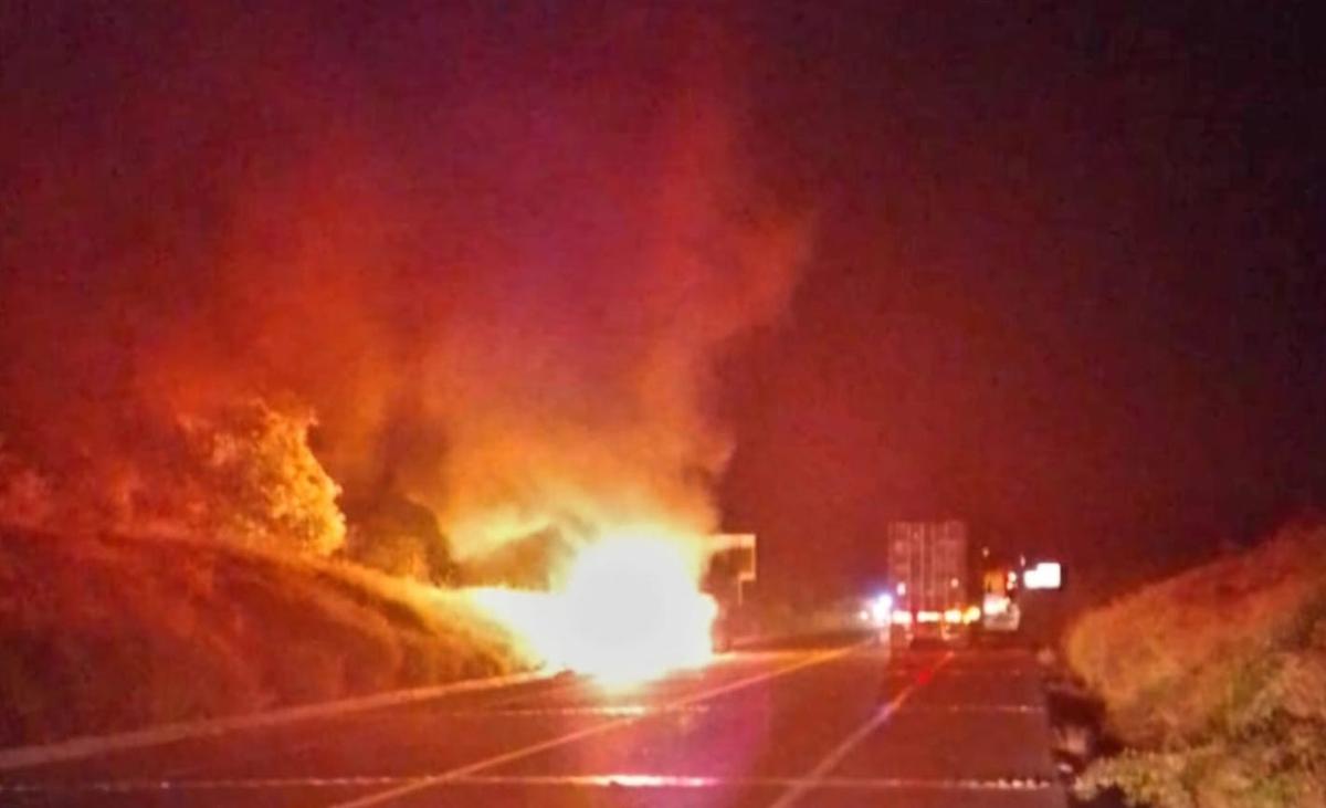 Camión se incendia en la Autopista Siglo XXI - Últimas Noticias