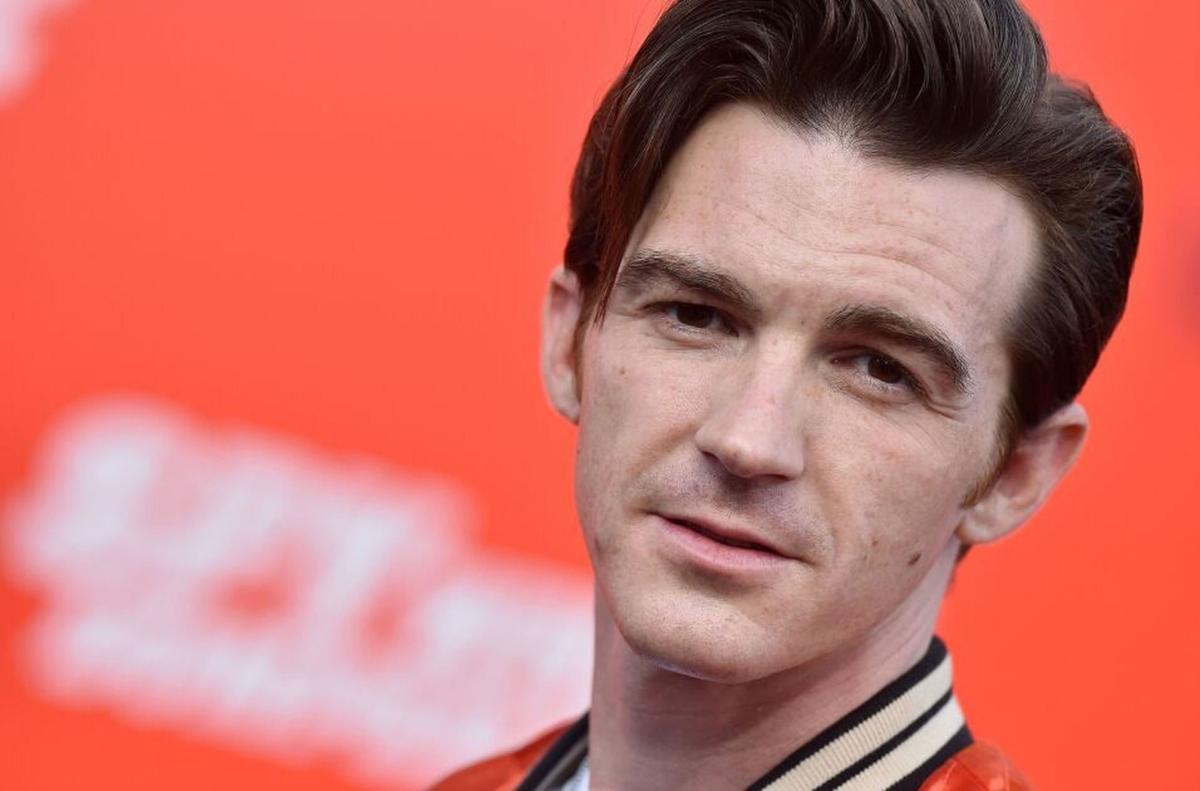 Drake Bell sorprende a pareja en boda