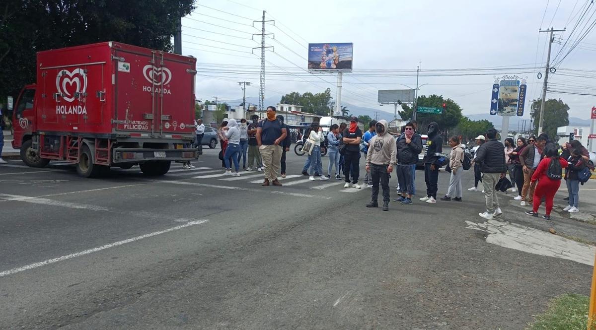 Egresados normalistas bloquean vialidades; exigen asignación de plazas