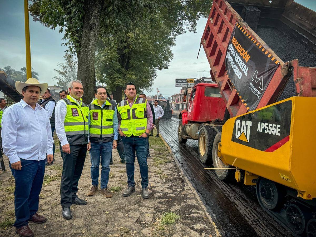 El gobernador Alfredo Ramírez Bedolla lidera la rehabilitación del boulevard Lázaro Cárdenas en Uruapan.