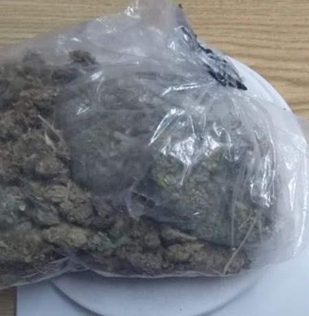 El oficial portaba una bolsa con mariguana y un paquete de metanfetamina