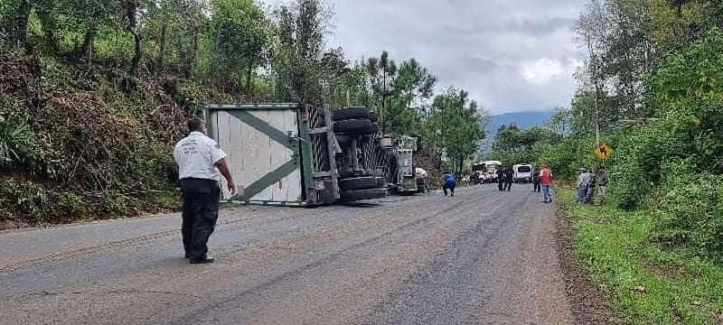 En la carretera Villa Madero -Acuitzio, un tráiler sufrió accidente y terminó volcado