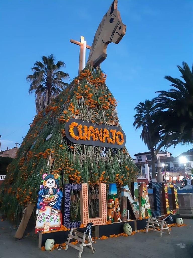 En Michoacán 3 pueblos llevan la ofrenda tradicional “montada” en caballitos de madera