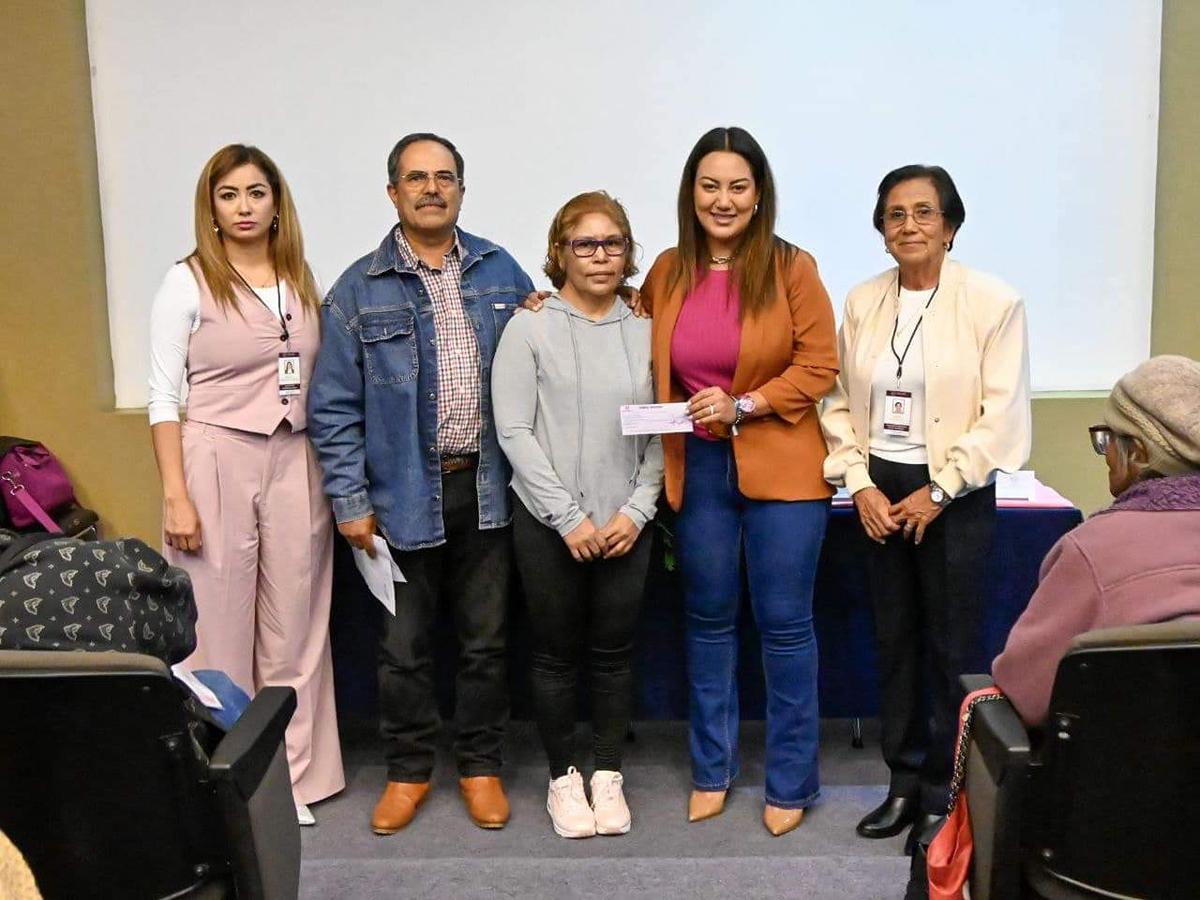 Entrega apoyos a mujeres con cáncer en Zacapu: Mónica Valdez 1