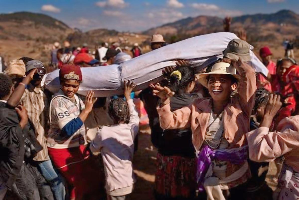 Famadihana en Madagascar celebración muertos