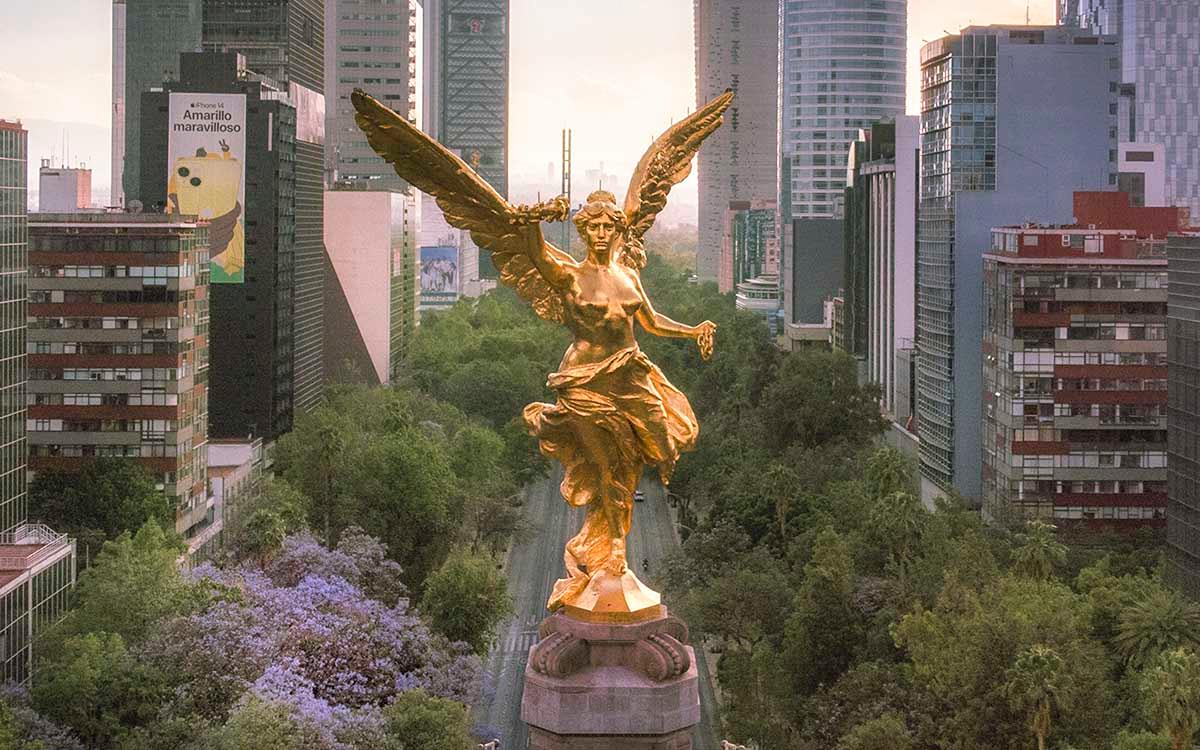 réplica del Ángel de la Independencia