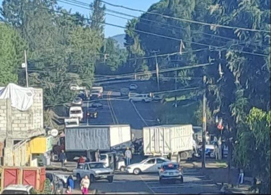 REPORTAN Bloqueo en carretera Zamora-Los Reyes por desaparición de comunero