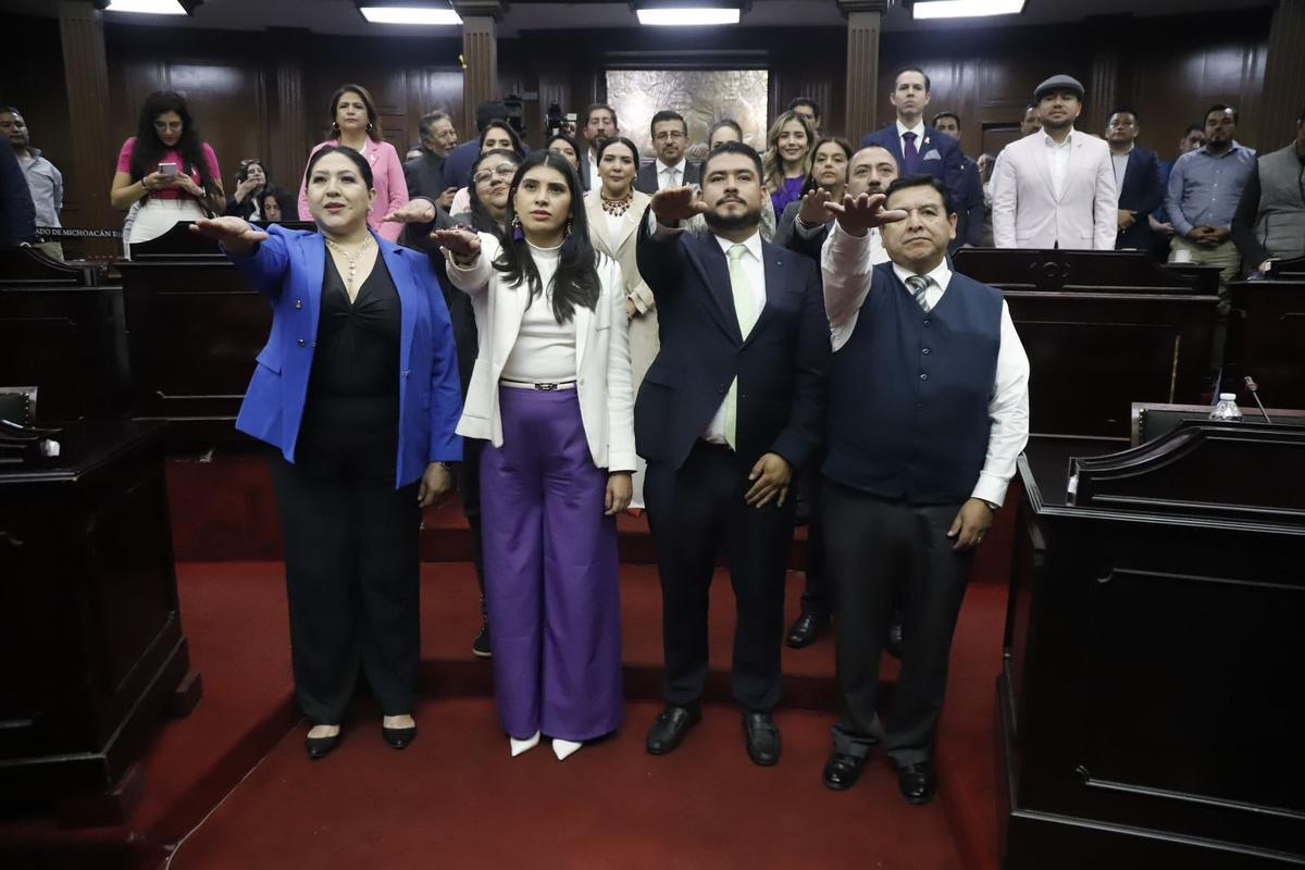 Rinden protesta funcionarios del Congreso