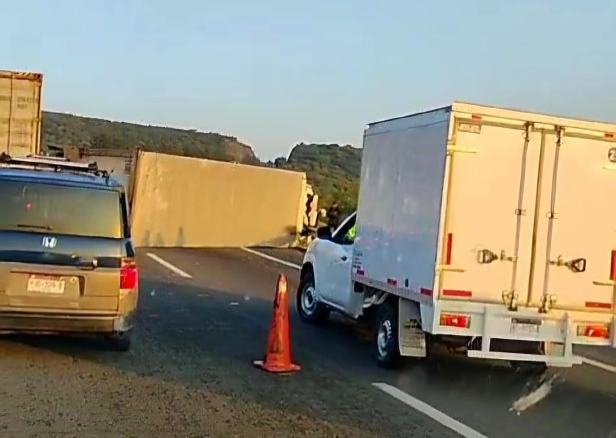 Se registran dos accidentes de camiones de carga en la autopista México-Guadalajara