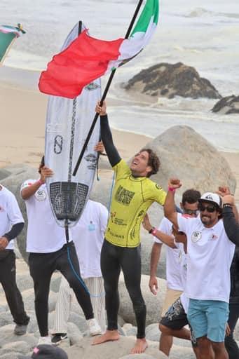 Sebastián Williams gana oro en surf - celebración