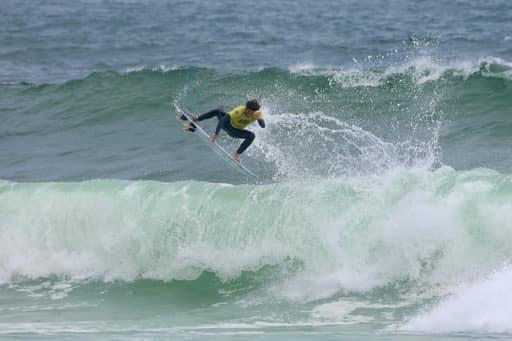 Sebastián Williams gana oro en surf - ola