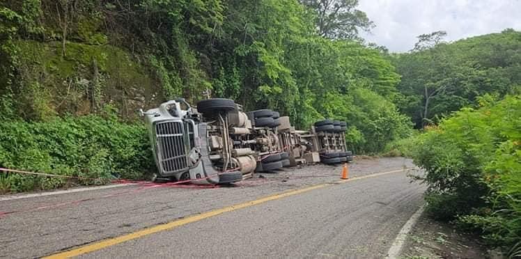 volcadura accidente pipa ácido nítrico 1