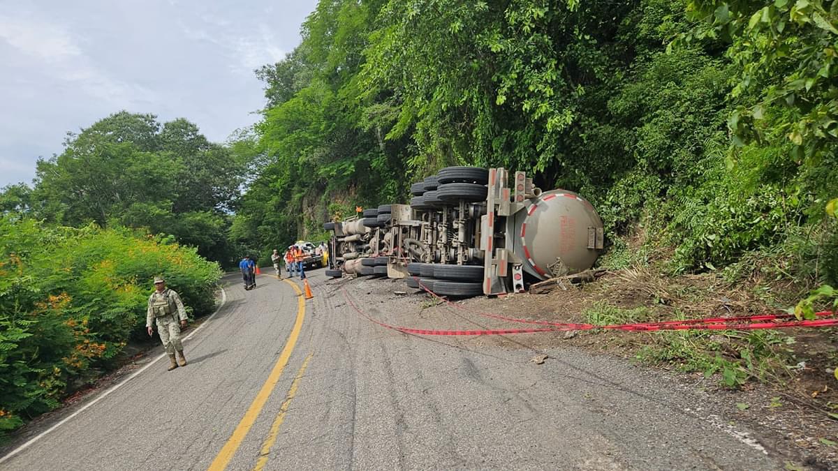 volcadura accidente pipa ácido nítrico