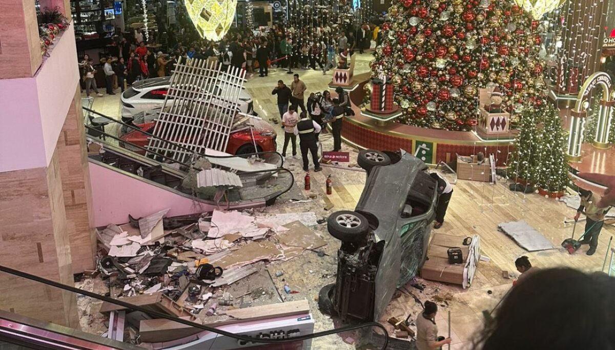 Accidente en Centro Comercial Miraflores Auto cae de un cuarto piso