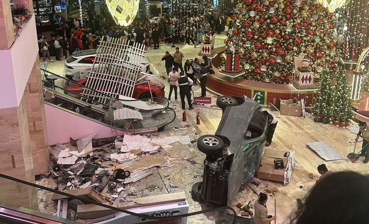 Accidente en Centro Comercial Miraflores Auto cae de un cuarto piso